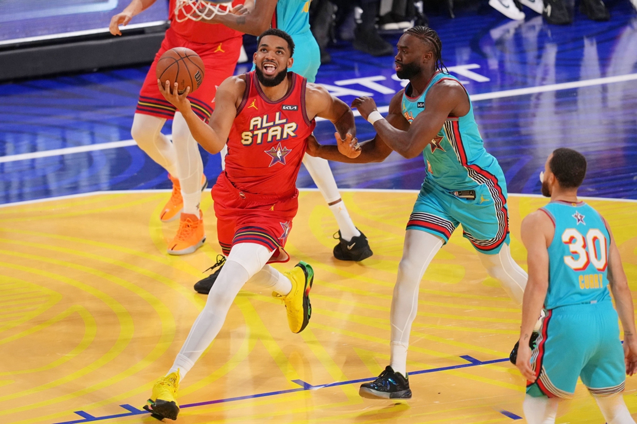 开云体育下载-NBA季后赛赛前走向成谜，上海海港再遭质疑，球迷炸锅，轮换策略成焦点