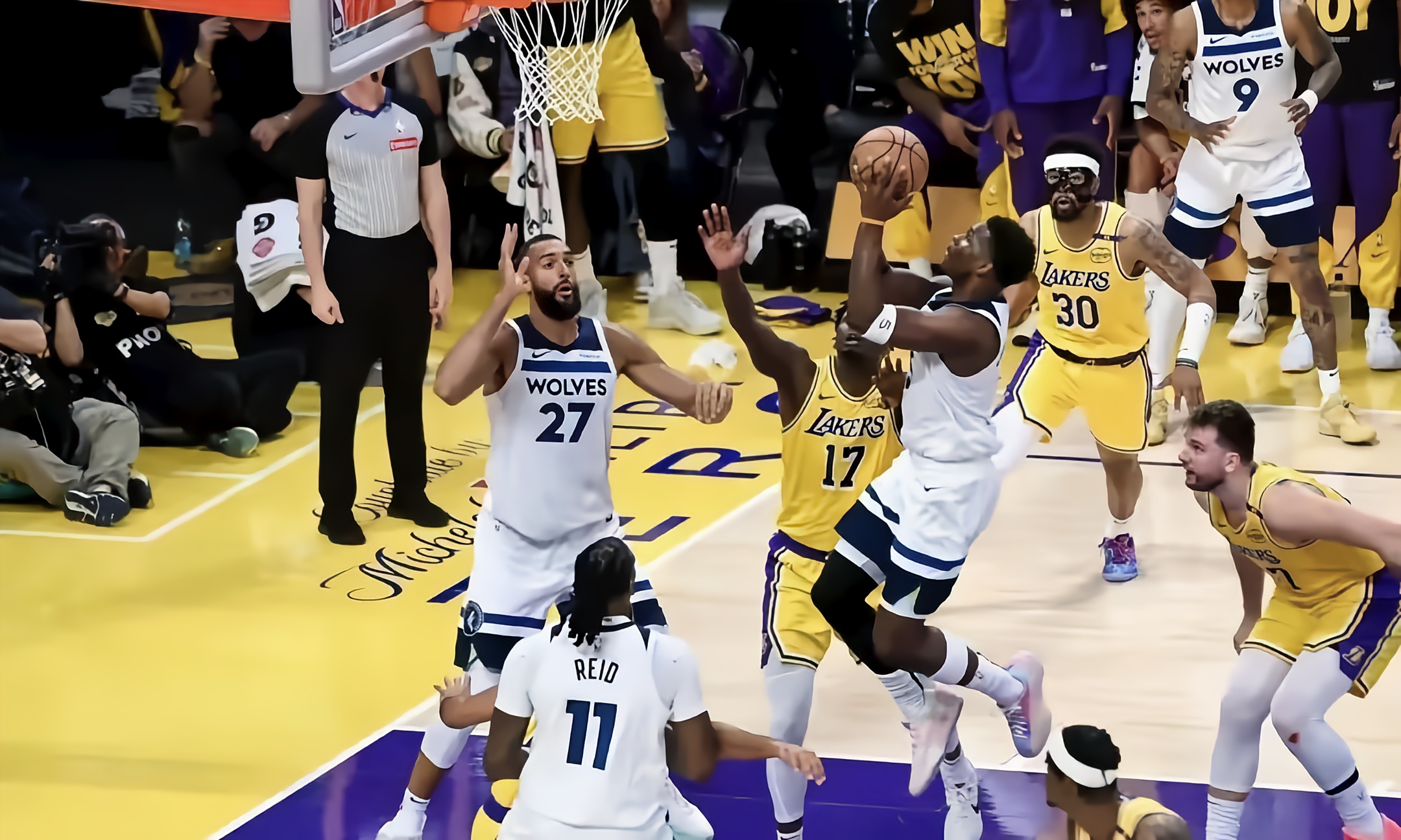 NBA季后赛赛前走向成谜，上海海港再遭质疑，球迷炸锅，轮换策略成焦点