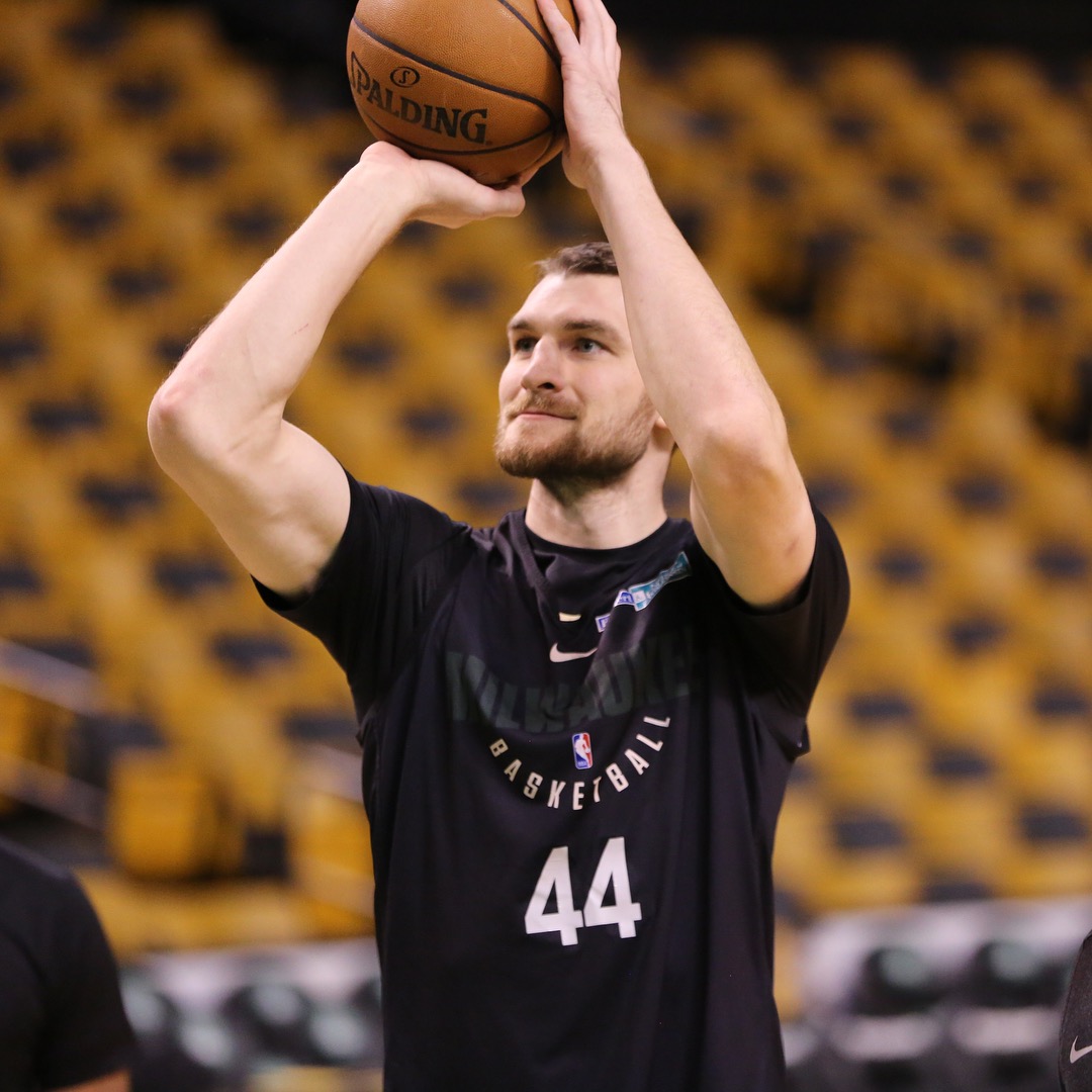 密尔沃基雄鹿关键时刻单刀错失，志在社区盾名次提升，信心回归，年轻球员得到机会的简单介绍