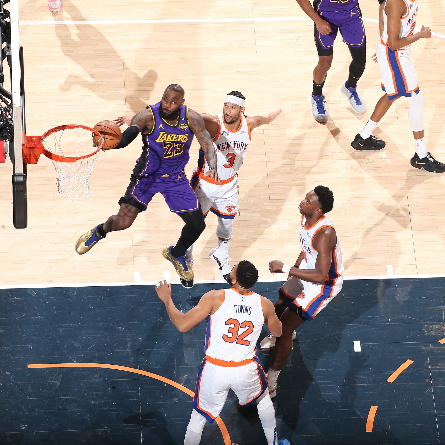 尼斯迎NBA季后赛关键赛，清晨篮板制胜，管理层满意，团队化学反应显著的简单介绍